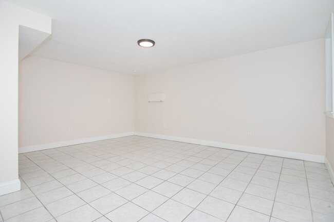 Building Photo - Huge 1 bed pet friendly unit with ALL util...