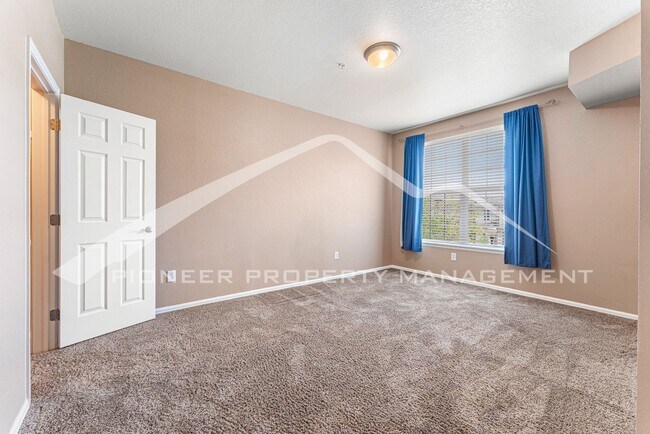 Building Photo - Spacious Condo with central AC and 2 Included Parking Spaces.
