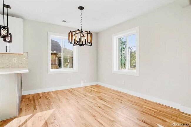 Building Photo - Beautiful 2 Bed 2 Bath With Bonus Living Space in Denver's Clayton Neighborhood