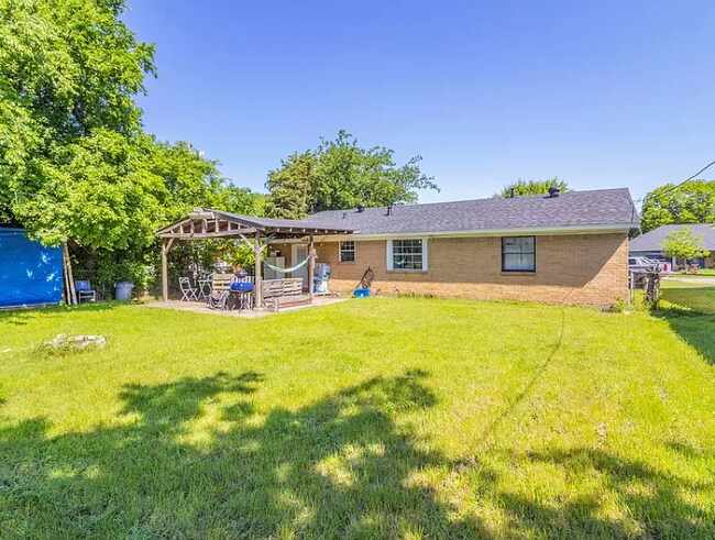 Building Photo - 626 Wren Ave