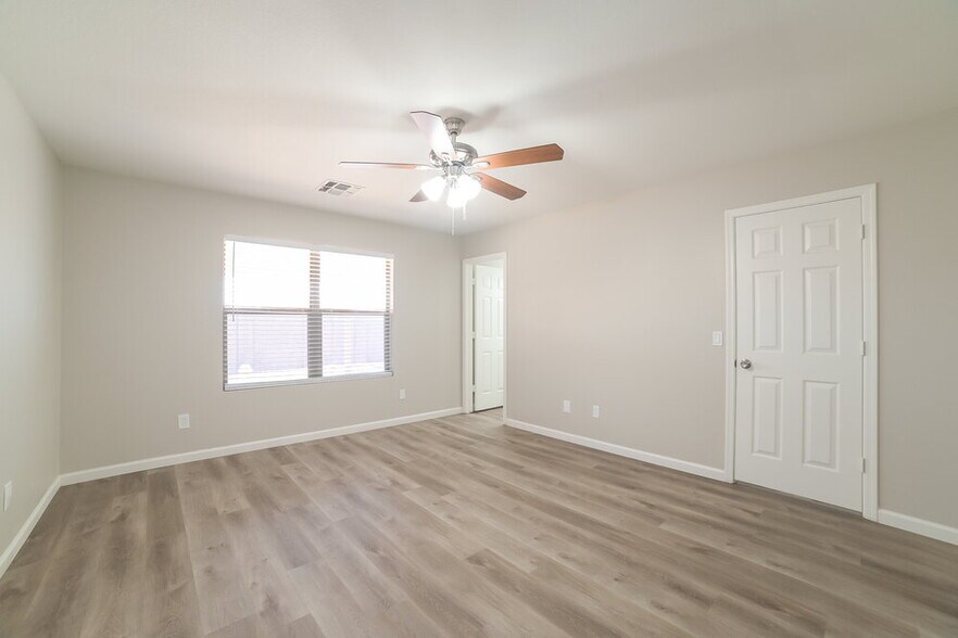 Building Photo - 10529 W Foothill Dr