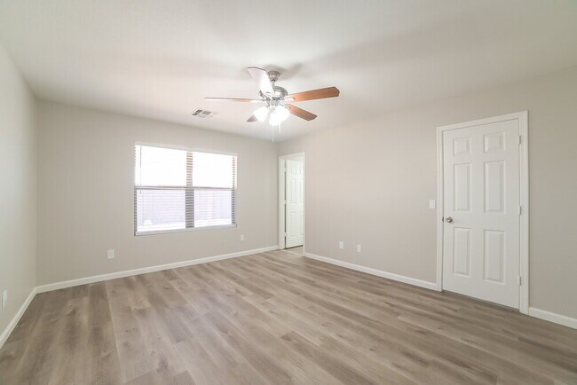 Building Photo - 10529 W Foothill Dr