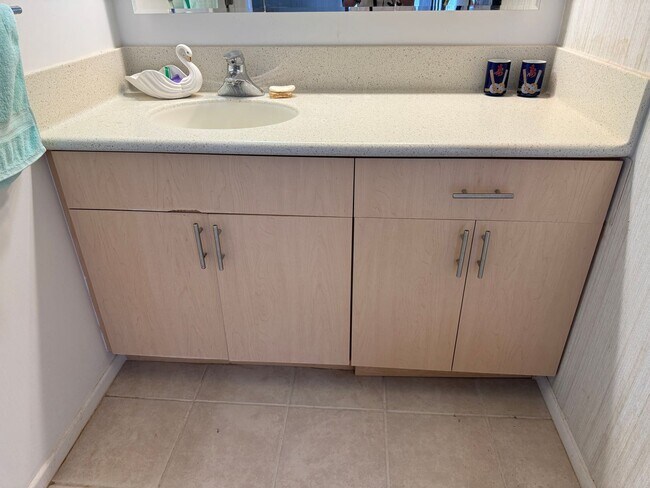 Building Photo - Newtown Estates, 3 bdrm, 2 bath, 2 car enc...