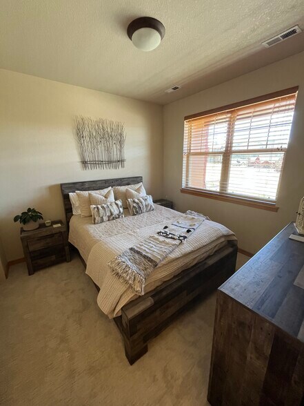 2nd bedroom downstairs - 1110 Rendezvous Rd