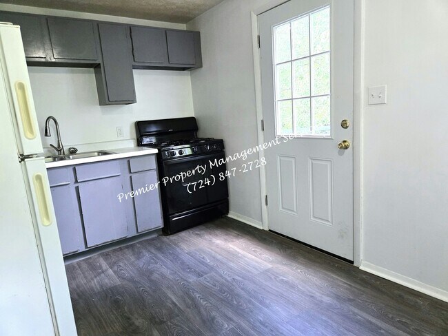 Building Photo - 455 McCleery St