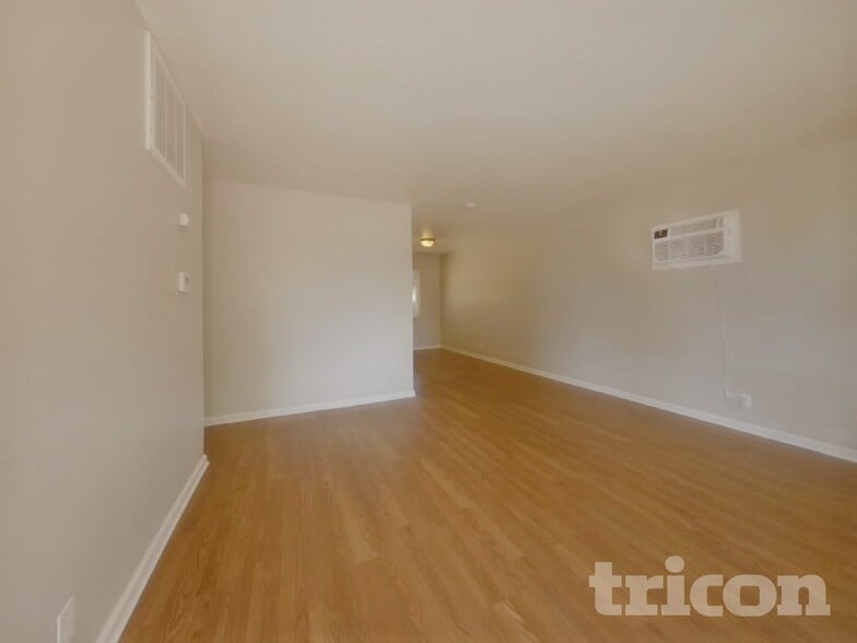 Building Photo - 1001 Akard Dr