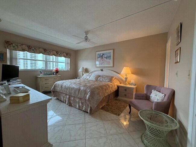 Building Photo - 20 Yacht Club Dr