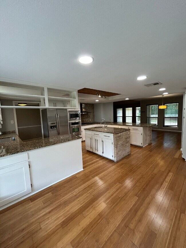 Building Photo - Spacious 5-Bedroom Home Steps from Walnut ...
