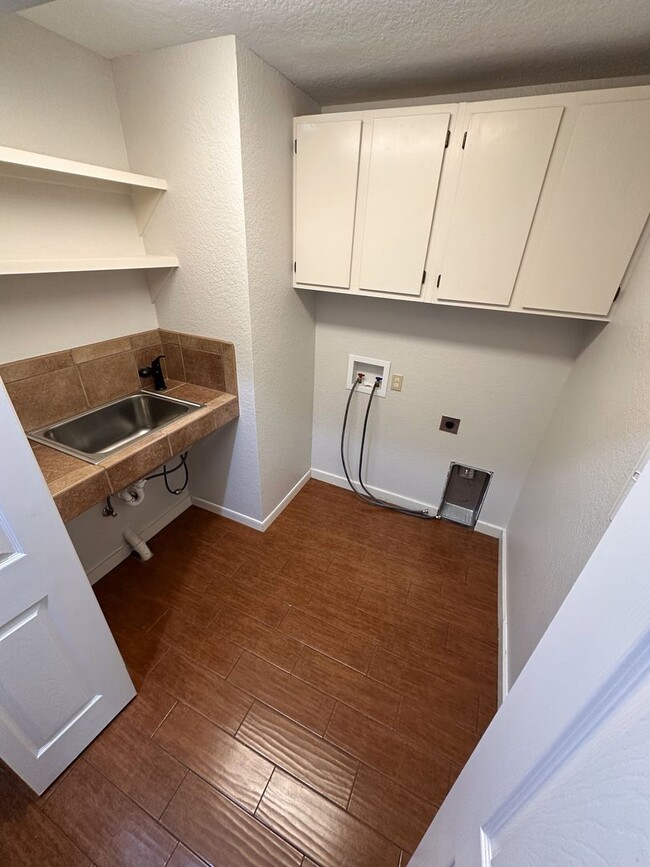 Building Photo - ~ 3/2/1 For Rent in Midtown Tyler ~