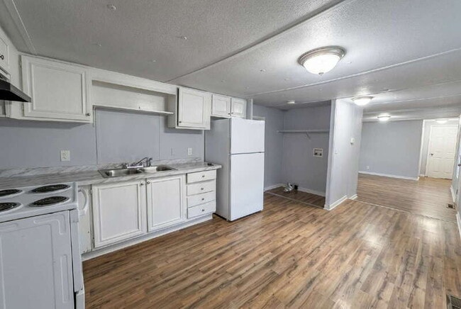 Building Photo - 122 Collins Rd