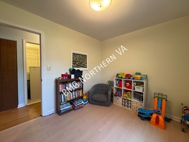Building Photo - 8903 Tudor Ln