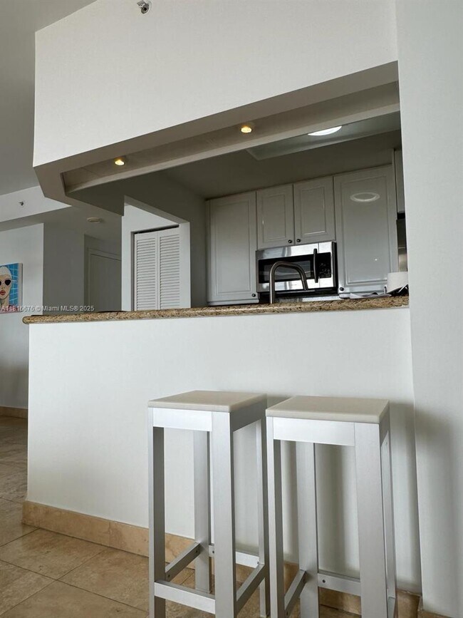 Building Photo - 848 Brickell Key Dr