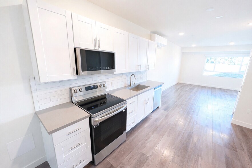 209 Kitchen - 4965 S Centinela Ave