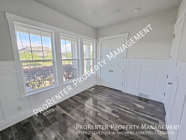 Building Photo - 1308 E Maple Way