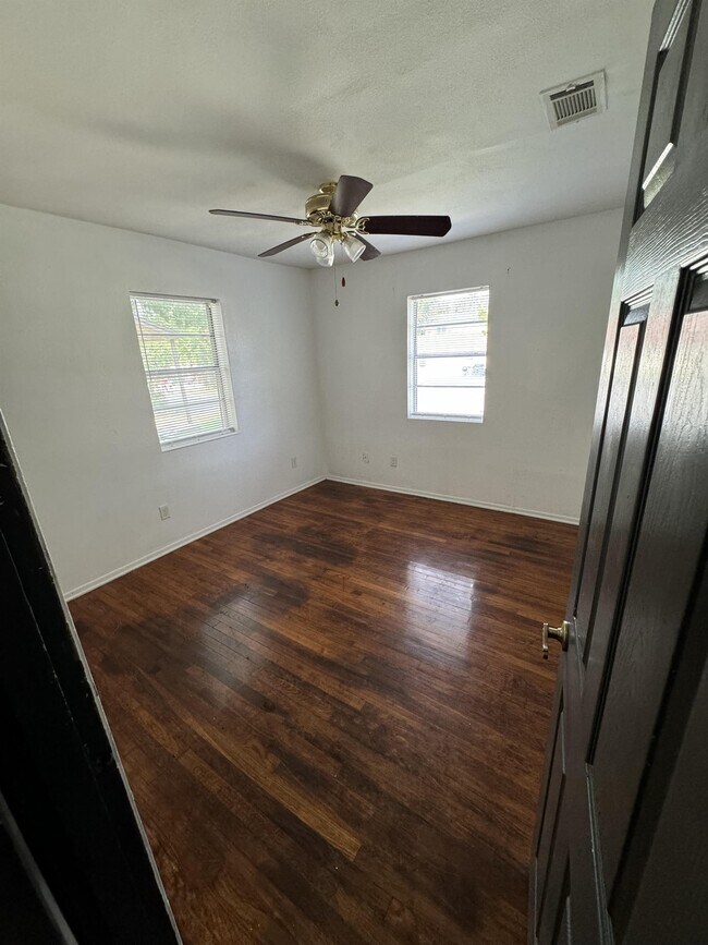 Building Photo - 1806 Mulford St