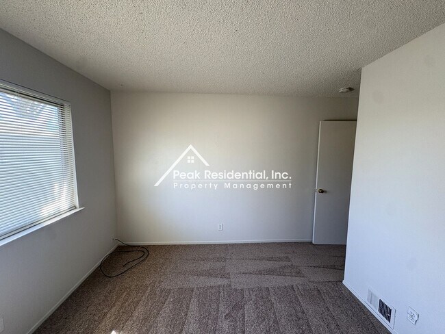 Building Photo - Charming 2 bedroom 1 bathroom Apartment!