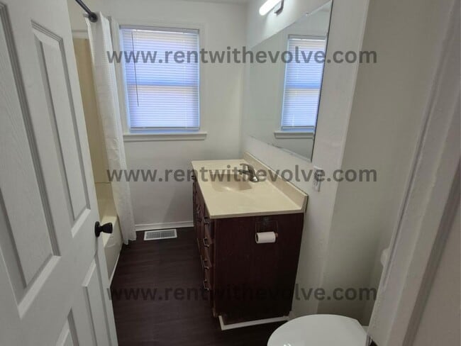 Building Photo - 3425 S Dayton Ave