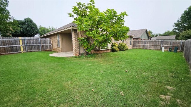 Building Photo - 811 Dogwood Ct