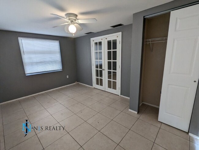 Building Photo - Large 1270 Sq. Ft. 3/2/1 tile floors, walk-in-closet, indoor laundry, fenced yard and spacious ki...