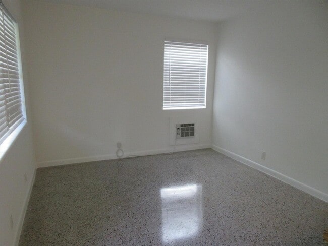 Building Photo - 1118 N H St