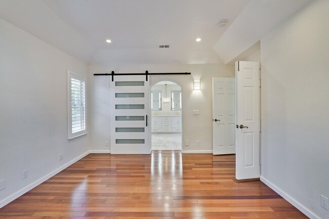 Building Photo - Beautiful and spacious 3 bedroom 2.5 bath ...