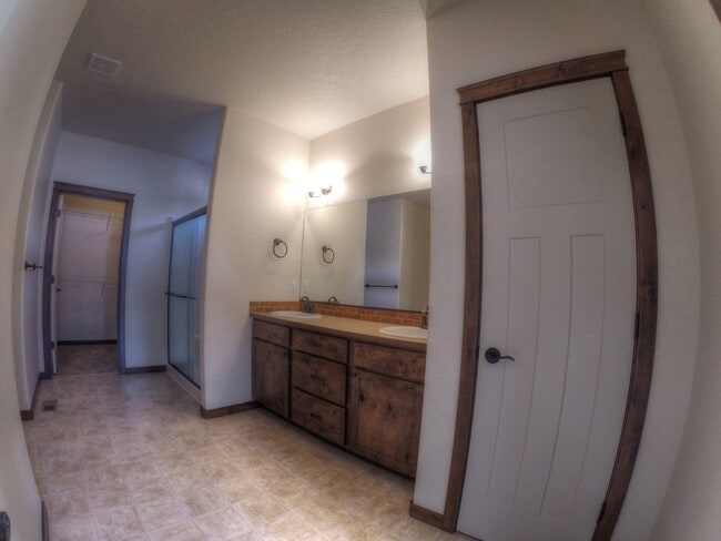 Building Photo - 2 Story in The Landings!
