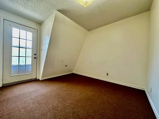 Building Photo - 323 A St