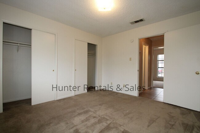 Building Photo - Too Cute!