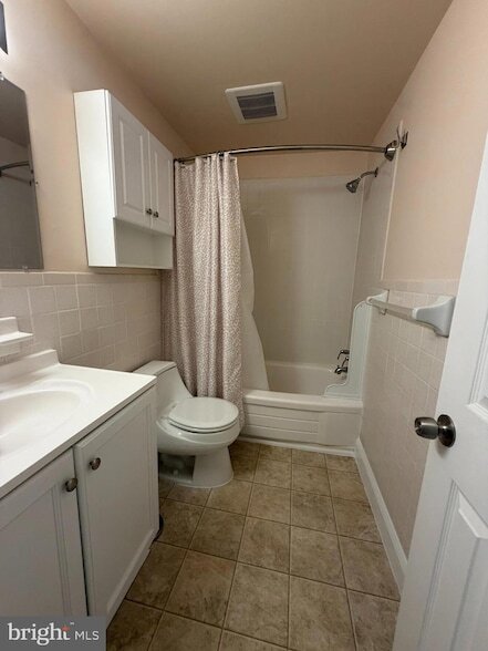 Building Photo - 250 Tanglewood Ln