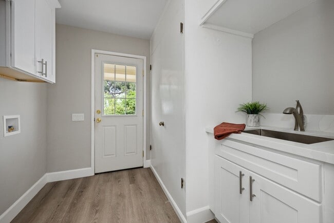 Building Photo - Reposado