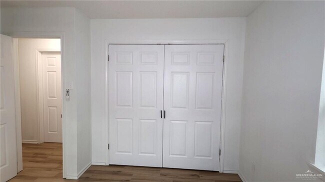 Building Photo - 807 S 21st Ave
