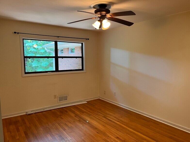 Master bedroom with walk-in closet. - 1405 Southland Vista Ct NE