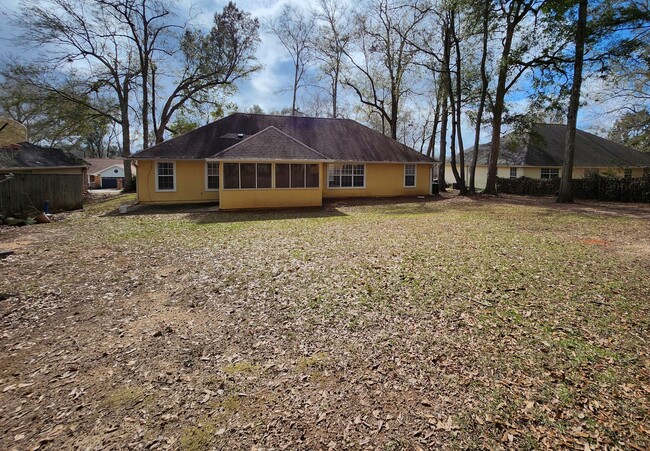 Building Photo - 3 bedroom house for rent off Buck Lake Rd,...