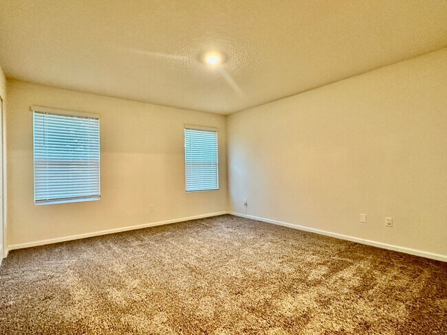 Building Photo - Great value 3 / 2.5 townhome in Capitol Park