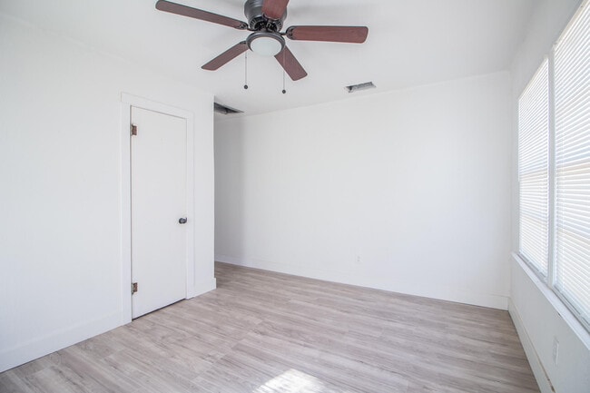Building Photo - 302 Avenue U