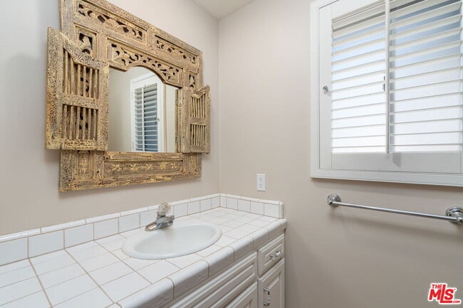 Building Photo - 14972 Camarosa Dr