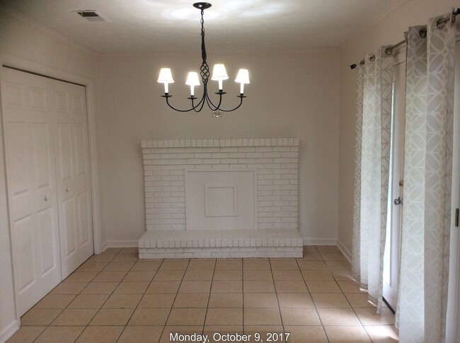 Building Photo - r6343