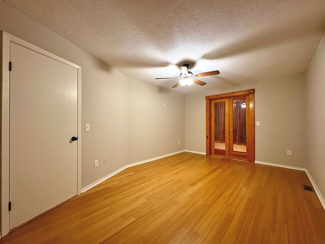 Building Photo - 4 Bedroom/ 2.5 Bathroom Home in Tanglewood...