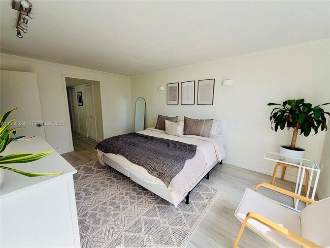 Building Photo - 1450 Brickell Bay Dr