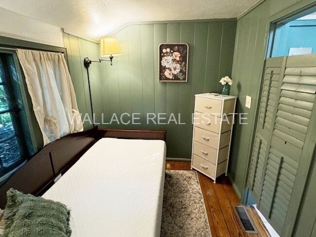 Building Photo - COZY 1 BEDROOM FULLY FURNISHED COTTAGE IN ...