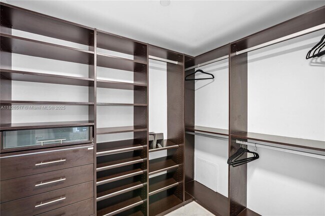 Building Photo - 200 Biscayne Blvd Way