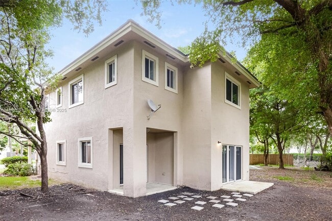 Building Photo - 3326 NE 3rd Dr