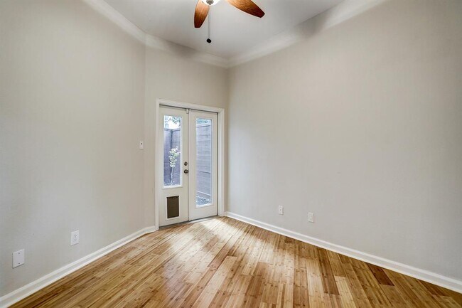 Building Photo - 2613 Waugh Dr