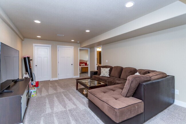 Building Photo - Immaculate 3-Story Home | Comfort, Space &...