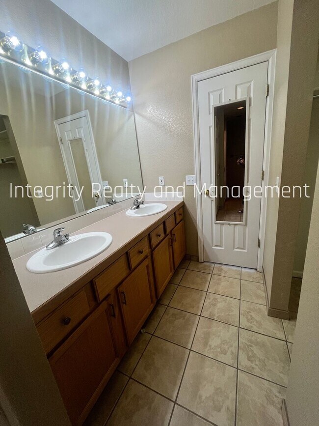 Building Photo - 6598 Pinewood Dr