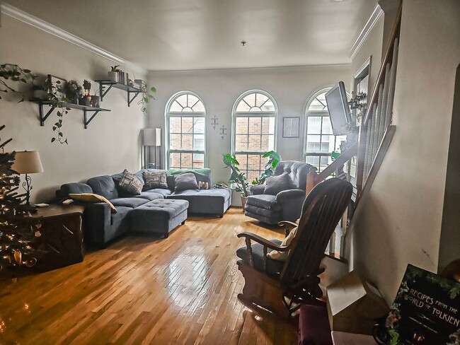 Building Photo - Stunning 3 Bed 2.5 Bath Interior Brick Tow...