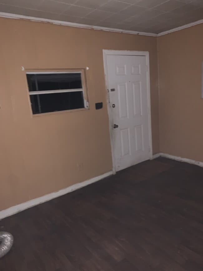 Building Photo - 2-bedroom 1 Bathroom