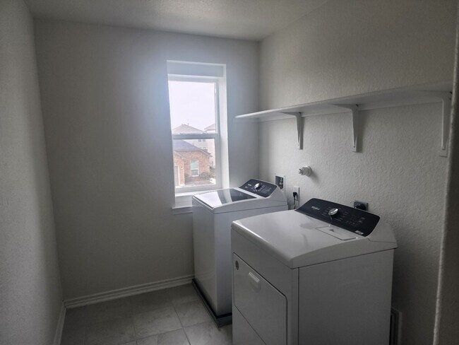 Building Photo - Spacious 4BR House in Converse