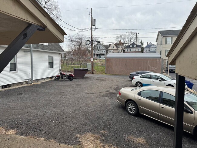 Building Photo - NOW LEASING! Renovated 1 bed, 1 bath avail...
