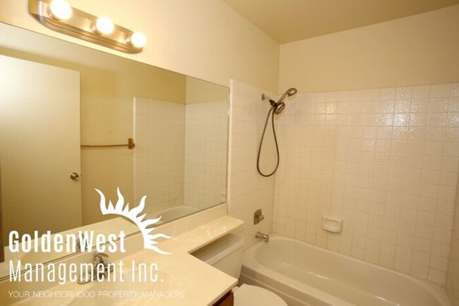 Building Photo - Beautifully Updated 3Bdm 2.5Ba Town Home -...